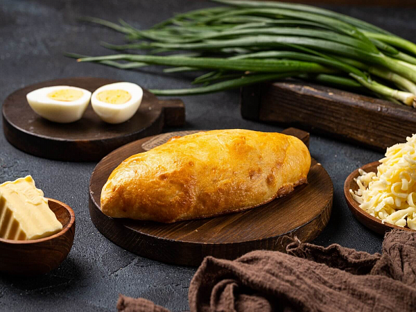 Пирожок с яйцом, луком и сыром 